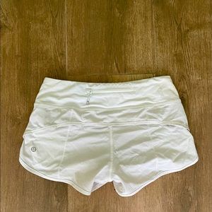LULULEMON white speed up shorts 2.5in
